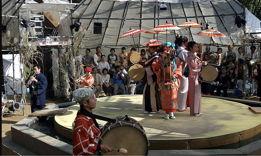 Genealogical theatrical performance by Chindon Tsūshinsha, titled “Autumn Colors, Bustles of the Wild Desert” (2008)
