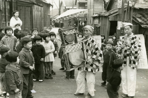 ​Shōwa Sendensha, Kobe, circa 1952. Photo by Miyake Yasuo. Courtesy of Misao Fujiwara.  